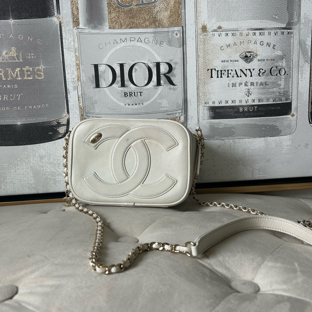 CHANEL
Lambskin CC Mania Camera Case White -AUTHENTIC